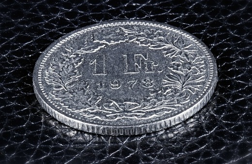 Francul elvețian s-a apreciat după ce SNB a surprins piețele cu o majorare semnificativă a dobânzii
