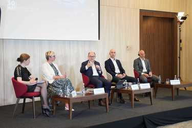 Conferința EU FUNDS Profit.ro FirstBank și Visa - Focus Brașov. Cătălin Crețu, Visa: România avansează foarte rapid în digitalizarea plăților, există o cerere puternică de terminale POS din partea firmelor mici

