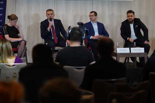 Conferința EU FUNDS Profit.ro First Bank și Visa - Focus Brașov. Ionuț Encescu, FirstBank: Antreprenorii care vor proiecte cu fonduri UE să vină la noi sau la consultant încă de când au ideea. E mai important să înțeleagă decât să semneze