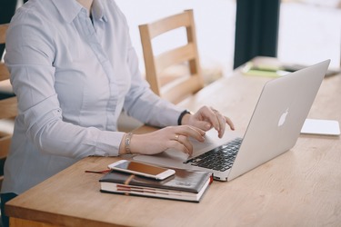 O fostă angajată Alior Bank câștigă în instanță daune morale de 30.000 lei acuzând hărțuire la locul de muncă, dar pierde reangajarea pe post. Poziția băncii