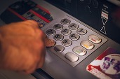 "Adio ATM-uri!" Retragerea de numerar de la ATM-uri tradiționale poate deveni la un moment dat o amintire. Cum ar urma să mai retragem atunci numerarul