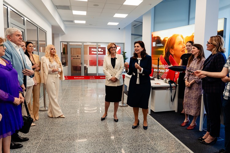 Mihaela Lupu, CEO UniCredit Bank, și Antoaneta Curteanu, viepreședinte executiv de retail al băncii