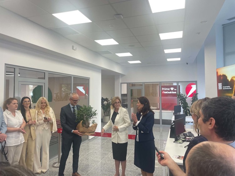 Cristian Pribeagu, branch manager al sucursalei UniCredit Dorobanți, primește un bonsai pe care să-l îngrijească odată cu noua unitate, de la Mihaela Lupu, CEO al băncii, și Antoaneta Curteanu, viepreședinte executiv de retail