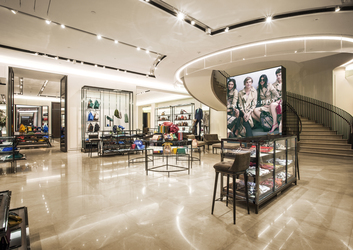 Acțiunile Burberry au scăzut cu peste 6% după ce zvonurile privind preluarea casei de modă au fost infirmate