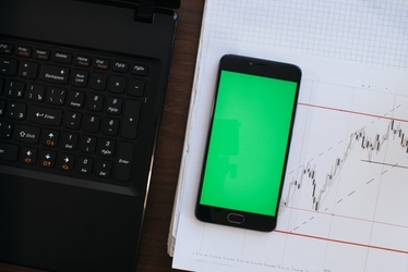 GRAFIC Debut „verde” de an la BVB. Cu petrolul pe noi maxime locale, sectorul energie a supraperformat ușor