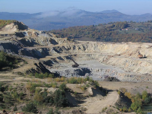 Compania-mamă a operatorului proiectului minier blocat Roșia Montană își transferă acțiunile pe "Rasdaq-ul" canadian, mai ieftin și mai puțin reglementat. Un argument: concentrare pe litigiul cu România