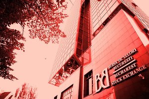 Bursa de la București deschide în scădere cu peste 3%, după ce cu o seară înainte acțiunile americane au avut cea mai mare cădere nominală de o zi din istorie. "Se ține bine piața la noi", spune un broker