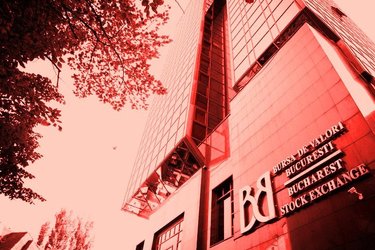 Bursa de la București deschide în scădere cu peste 3%, după ce cu o seară înainte acțiunile americane au avut cea mai mare cădere nominală de o zi din istorie. "Se ține bine piața la noi", spune un broker