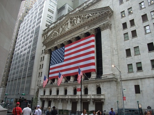 Bursa americană deschide cu 0,7% sub referința de ieri, dar recuperează și trece „pe verde”. La acest moment, piața evoluează indecis, cu variații foarte reduse