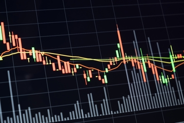 Ziua „roșie” din piețele internaționale își spune cuvântul la BVB: sesiune de corecții pe volume mici. De ce investitorii pot cumpăra ieftin la KFC