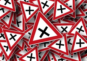 Taxa de 1 leu pe ordinul executat, cea despre care brokerii mici spun că „omoară retailul”, rămâne la bursă. Propunerea de eliminare a fost respinsă de acționari