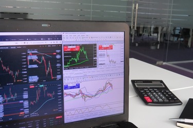 Vin reglementările ce riscă să distrugă o industrie. „Forexiștii” sunt îngrijorați cu privire la viitorul lor. „Sună foarte urât”