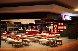 Românii au mâncat mai mult la KFC, dar banii lor au plecat în Italia, ceea ce a erodat profitul semestrial al operatorului francizei