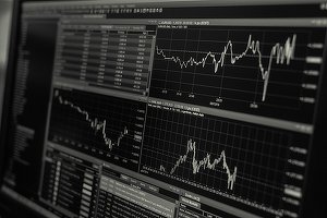 Oficialii americani analizează dacă să interzică americanilor să investească în companiile chineze Alibaba și Tencent