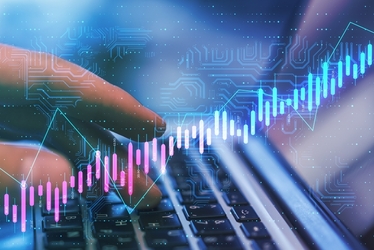 Indicele BET câștigă o cincime de procent și urcă pe un nou maxim istoric. Volumele sunt mici, compensate parțial de tranzacții pe piața titlurilor de stat