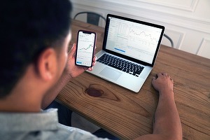 Wall Street crește, ridicată de rezultatele companiilor și listarea bitcoin. Primul fond index (ETF) legat de bitcoin