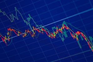 Bursa pierde jumătate de procent. Volumele se retrag în piața reglementată, compensate parțial de o tranzacție de tip deal cu acțiuni Evergent Investments