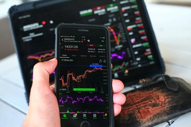 Sesiune negativă pe Wall Street, după noi comentarii “hawkish” din partea Fed