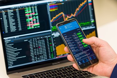 Bursa încheie o săptămână în care, în fiecare din cele 5 sesiuni, indicele BET a avut deviații mai mici de 1%