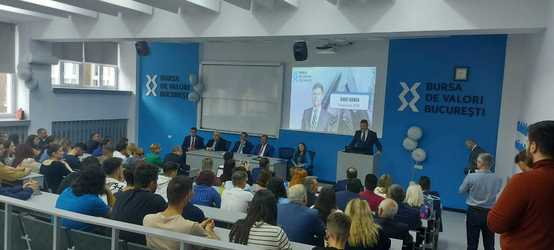 FOTO Un amfiteatru din ASE poartă numele Bursei de Valori București. Reprezentanți ai studenților s-au angajat pentru colegii lor că aceștia nu vor mâzgâli băncile nou-nouțe