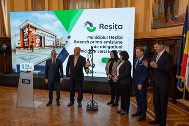 Obligațiunile Municipiului Reșița intră pe bursă la un preț peste valoarea nominală. Finanțare pentru proiectul care asigură independența energetică a sistemului public din oraș