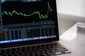 ANALIZĂ Raliu pe Wall Street, în ciuda semnalelor prudente de la Fed și BOJ