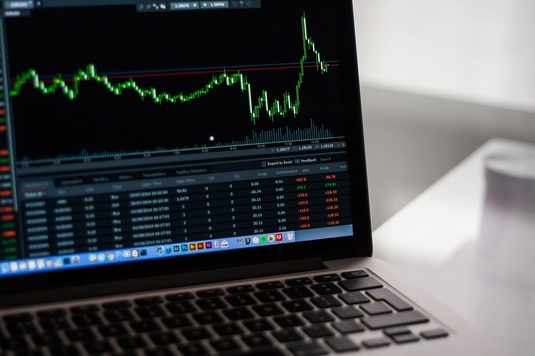ANALIZĂ Raliu pe Wall Street, în ciuda semnalelor prudente de la Fed și BOJ