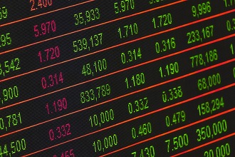 Indicele britanic FTSE 100 a atins un nou record, în timp ce piețele europene au închis ușor în scădere; Volvo Cars a anunțat o depreciere de 1,2 miliarde de dolari