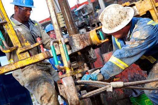 Petroliștii străini din Marea Neagră au rămas în "no man’s land" din punct de vedere legal, vor fi "salvați" de Guvern