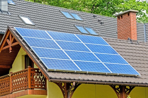 Panourile solare de pe case și eolienele din curți vor livra gratis energie în rețele, contra reducerii tarifului de distribuție