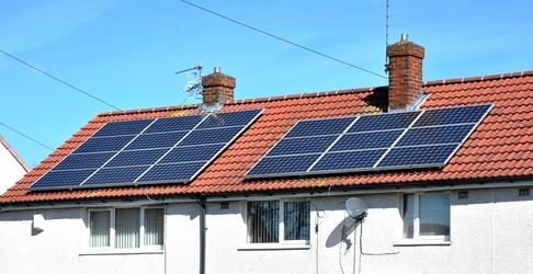 Au fost stabilite prețurile cu care românii cu panouri solare pe case își vor putea vinde energia produsă distribuitorilor. Încă nu se știe cum vor fi impozitați