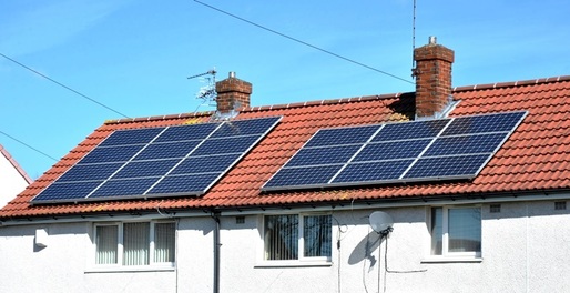 Au fost stabilite prețurile cu care românii cu panouri solare pe case își vor putea vinde energia produsă distribuitorilor. Încă nu se știe cum vor fi impozitați