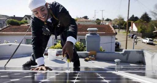 Românii cu panouri solare pe case nu vor putea să câștige bani livrând energie distribuitorilor, ci doar să-și reducă facturile de consum