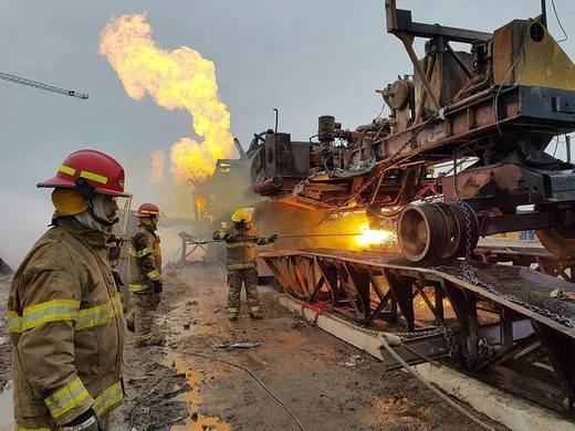 FOTO Incendiul de la sonda din Satu Mare, în cea de a paisprezecea zi. ISU: Operațiuni ample de pregătire a intervenției