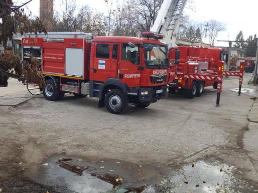 VIDEO Incendiu la sediul Transgaz din Gorj. Mai multe autoturisme au fost avariate, iar focul a cuprins sediul social al firmei