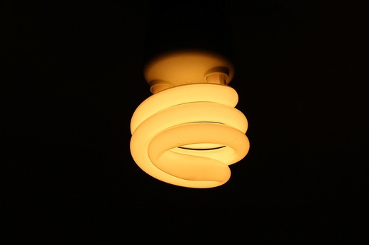 90.000 de consumatori casnici au renunțat în octombrie la piața reglementată a electricității în favoarea celei concurențiale. Cu cât plătesc mai puțin