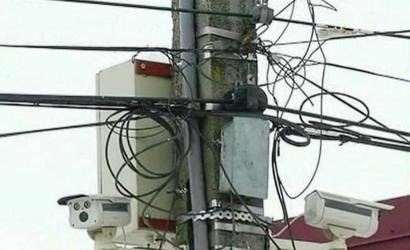 Distribuitorii de energie nu vor mai putea taxa primăriile pentru semafoarele, semnele rutiere și camerele de supraveghere instalate pe stâlpii de electricitate