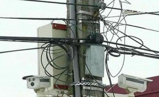 Distribuitorii de energie nu vor mai putea taxa primăriile pentru semafoarele, semnele rutiere și camerele de supraveghere instalate pe stâlpii de electricitate