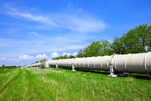 Șase companii cu vânzări între 500 și 1.000 tone produse petroliere vor fi obligate în premieră să stocheze de urgență petrol începând cu acest an