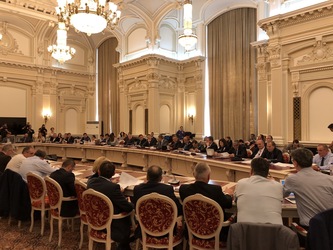 VIDEO+DOCUMENT Scindare în coaliția de guvernare. ALDE nu este de acord cu modificările PSD la Legea offshore și s-a retras, împreună cu Opoziția, de la dezbateri. Șeful Fiscului a corectat legea "live", cu pixul. UPDATE Modificările PSD au fost adoptate