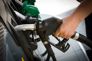 Guvernului au început să-i placă procedurile de infringement: după RCA, riscă un nou conflict cu Bruxelles-ul, pe plafonarea prețului carburanților