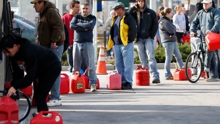 Guvernul va putea reintroduce circulația alternativă "numere cu soț/fără soț" din comunism pentru a raționaliza consumul de carburanți auto
