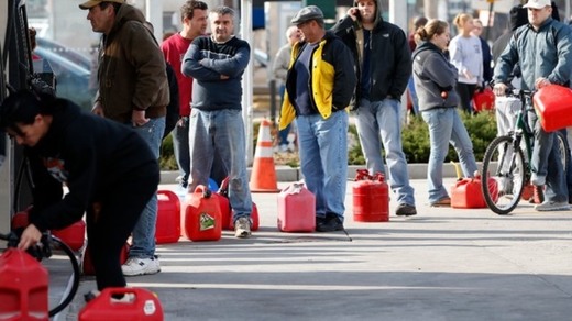 Guvernul va putea reintroduce circulația alternativă "numere cu soț/fără soț" din comunism pentru a raționaliza consumul de carburanți auto