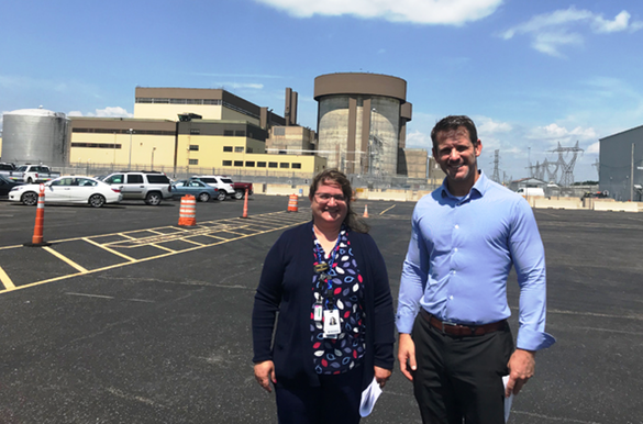 Adam Kinzinger, membru republican al Camerei Reprezentanților din Congresul SUA, alături de directorul adjunct al centralei nucleare Braidwood a Exelon Corp, august 2018. Sursă foto: Exelon Corp