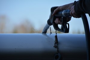 Prețurile petrolului au scăzut, în pofida acordului convenit de principalii producători pentru o reducere record a producției
