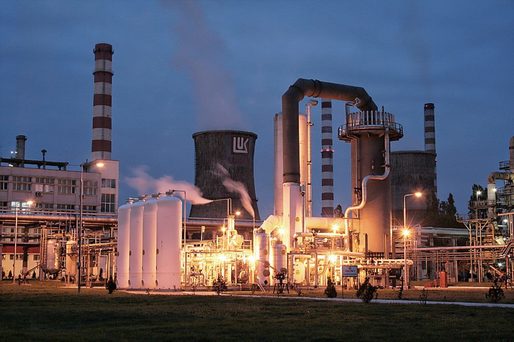 Rafinăria Lukoil, amendată pentru poluarea aerului în Ploiești. Nivelul de hidrogen sulfurat a fost de 15 ori mai mare decât limita admisă