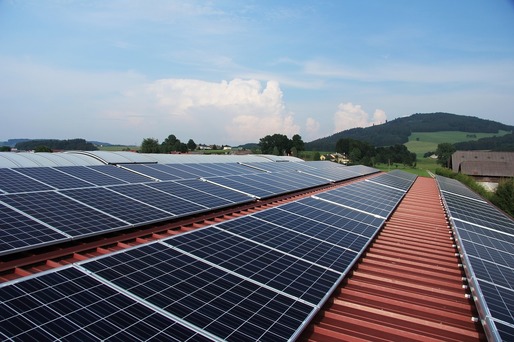 IMM-urile și firmele din HoReCa pot accesa finanțări de 100.000 euro pentru panouri fotovoltaice și stații de reîncărcare
