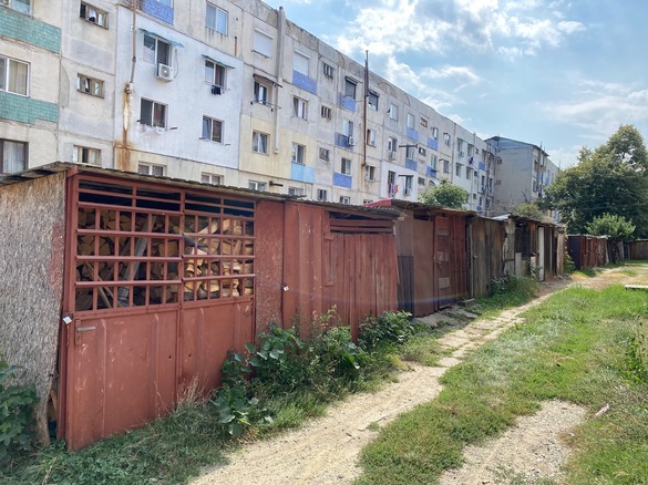 În garajele dintre blocurile din Orșova nu sunt parcate mașini, ci lemne