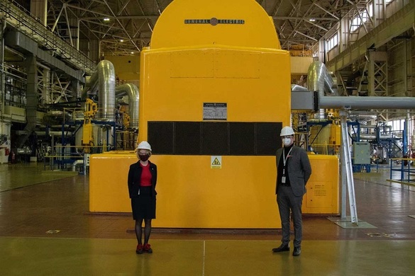 Președintele Exim Bank US, Kimberly Reed, alături de CEO-ul Nuclearelectrica, Cosmin Ghiță, lângă un turbogenerator General Electric de la centrala nucleară Cernavodă, instalat în 1994. Sursă foto: Exim Bank US
