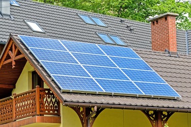 Prosumatorii vor primi pe energia introdusă în rețea un preț cu o cincime mai mic decât cel de anul trecut. Pentru micii prosumatori, a introduce electricitate în rețea devine tot mai ineficient. Stocarea - o alternativă